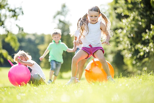 포토 JPG 주간 서양인 해외 공원 여자 남자 어린이 자연 놀이 여러명 야외 앞모습 아웃포커스 체코 고무공 어린이만 국내포토 자연요소 외국인 공공시설 유럽 뷰포인트 다수 공 촬영기법 사람 생태계 파일형식