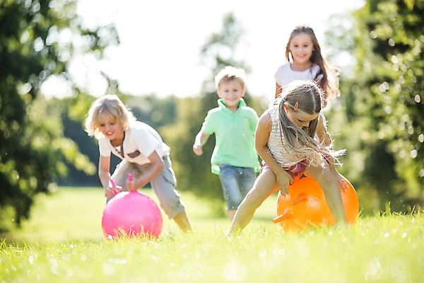 포토 JPG 주간 서양인 해외 공원 여자 남자 어린이 자연 놀이 여러명 야외 앞모습 아웃포커스 체코 고무공 어린이만 국내포토 자연요소 외국인 공공시설 유럽 뷰포인트 다수 공 촬영기법 사람 생태계 파일형식