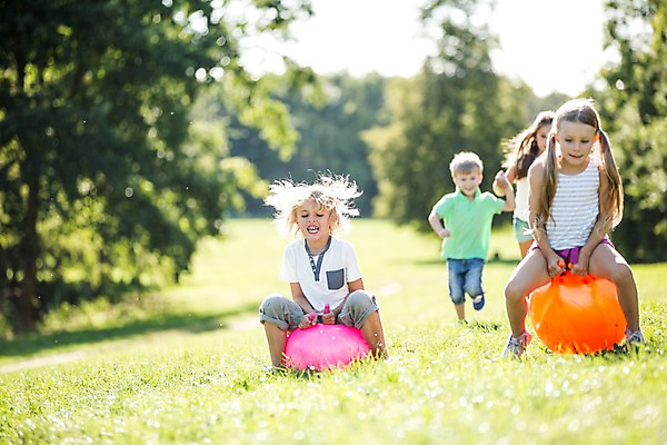 포토 JPG 주간 서양인 해외 공원 여자 남자 어린이 자연 놀이 여러명 야외 앞모습 아웃포커스 체코 고무공 어린이만 국내포토 자연요소 외국인 공공시설 유럽 뷰포인트 다수 공 촬영기법 사람 생태계 파일형식
