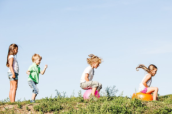 포토 JPG 주간 서양인 해외 공원 여자 남자 어린이 놀이 여러명 야외 옆모습 풀잎 일렬 체코 고무공 어린이만 국내포토 자연요소 외국인 공공시설 유럽 뷰포인트 다수 잎 공 사람 풀_식물 파일형식