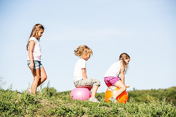 포토 JPG 주간 서양인 해외 공원 여자 남자 어린이 놀이 야외 옆모습 세명 풀잎 공놀이 일렬 체코 고무공 어린이만 국내포토 자연요소 외국인 공공시설 유럽 뷰포인트 잎 공 사람 풀_식물 파일형식