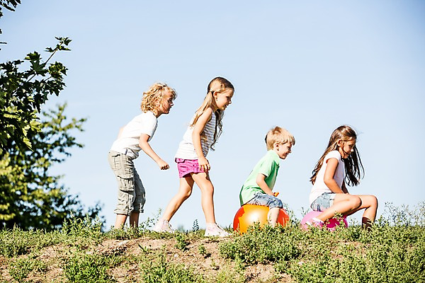 포토 JPG 주간 서양인 해외 공원 여자 남자 어린이 놀이 여러명 야외 옆모습 풀잎 일렬 체코 고무공 어린이만 국내포토 자연요소 외국인 공공시설 유럽 뷰포인트 다수 잎 공 사람 풀_식물 파일형식