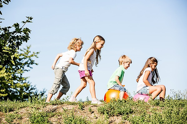 포토 JPG 주간 서양인 해외 공원 여자 남자 어린이 놀이 여러명 야외 옆모습 풀잎 일렬 체코 고무공 어린이만 국내포토 자연요소 외국인 공공시설 유럽 뷰포인트 다수 잎 공 사람 풀_식물 파일형식