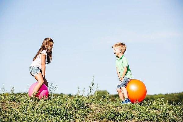포토 JPG 주간 전신 서양인 해외 공원 여자 남자 어린이 놀이 야외 두명 옆모습 풀잎 체코 고무공 어린이만 국내포토 자연요소 외국인 공공시설 유럽 뷰포인트 잎 공 사람 풀_식물 파일형식