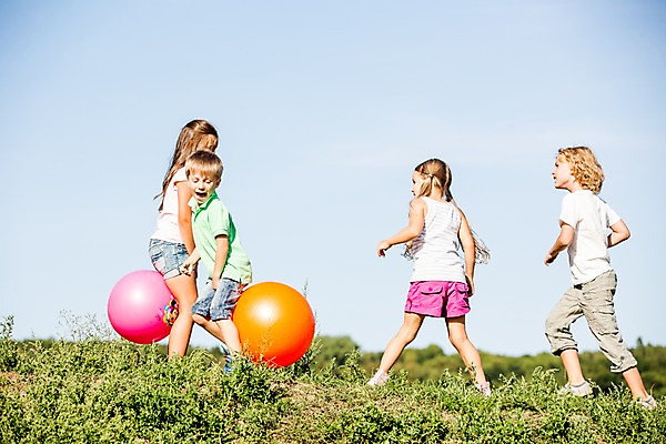 포토 JPG 주간 서양인 해외 공원 여자 남자 어린이 놀이 여러명 야외 달리기 풀잎 체코 고무공 어린이만 국내포토 자연요소 외국인 공공시설 유럽 다수 잎 공 모션 사람 풀_식물 파일형식