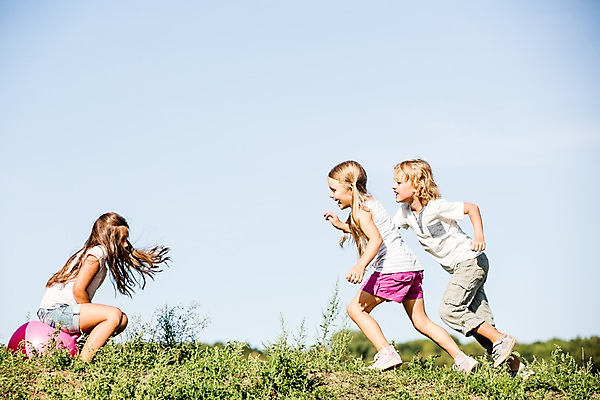 포토 JPG 주간 서양인 해외 공원 여자 남자 어린이 놀이 야외 옆모습 세명 풀잎 공놀이 체코 고무공 어린이만 국내포토 자연요소 외국인 공공시설 유럽 뷰포인트 잎 공 사람 풀_식물 파일형식