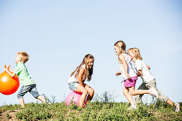 포토 JPG 주간 서양인 해외 공원 여자 남자 어린이 놀이 여러명 야외 달리기 풀잎 체코 고무공 어린이만 국내포토 자연요소 외국인 공공시설 유럽 다수 잎 공 모션 사람 풀_식물 파일형식