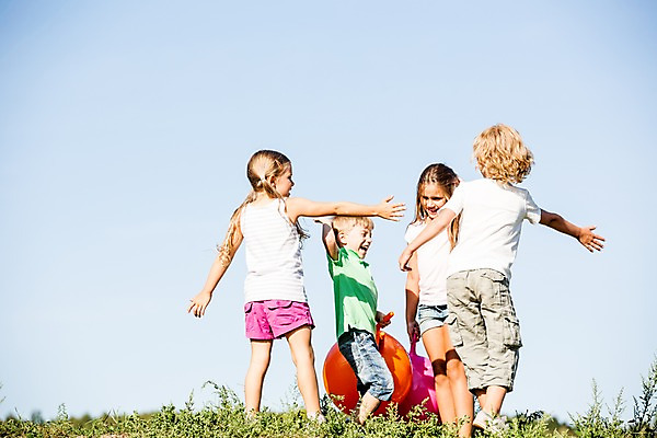 포토 JPG 주간 서양인 해외 공원 여자 남자 어린이 놀이 여러명 야외 풀잎 체코 고무공 어린이만 국내포토 자연요소 외국인 공공시설 유럽 다수 잎 공 사람 풀_식물 파일형식