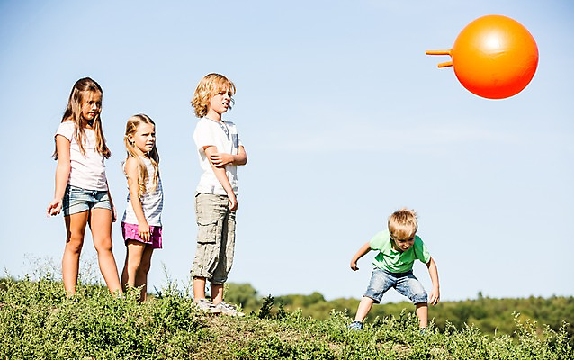 포토 JPG 주간 서양인 해외 공원 여자 남자 어린이 놀이 서기 여러명 야외 풀잎 체코 고무공 어린이만 국내포토 자연요소 외국인 공공시설 유럽 다수 잎 공 모션 사람 풀_식물 파일형식