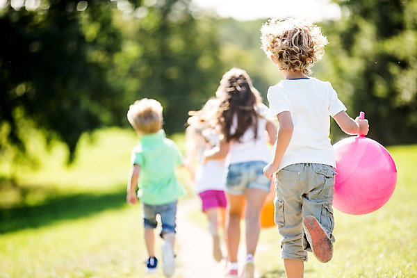 포토 JPG 주간 서양인 해외 공원 여자 남자 어린이 놀이 여러명 야외 뒷모습 아웃포커스 달리기 체코 고무공 어린이만 국내포토 자연요소 외국인 공공시설 유럽 뷰포인트 다수 공 모션 촬영기법 사람 파일형식