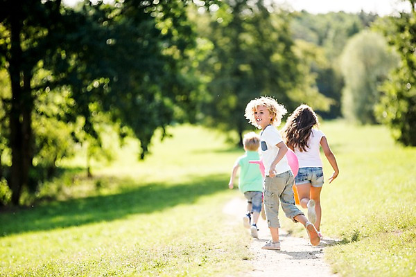 포토 JPG 주간 전신 서양인 해외 공원 여자 남자 어린이 놀이 여러명 야외 뒷모습 달리기 뒤돌아보기 체코 고무공 어린이만 국내포토 자연요소 외국인 공공시설 유럽 뷰포인트 다수 공 모션 사람 파일형식