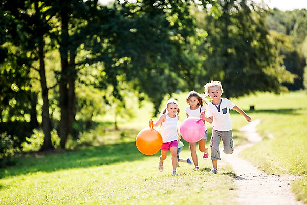 포토 JPG 주간 서양인 해외 공원 여자 남자 어린이 놀이 여러명 야외 앞모습 달리기 체코 고무공 어린이만 국내포토 자연요소 외국인 공공시설 유럽 뷰포인트 다수 공 모션 사람 파일형식