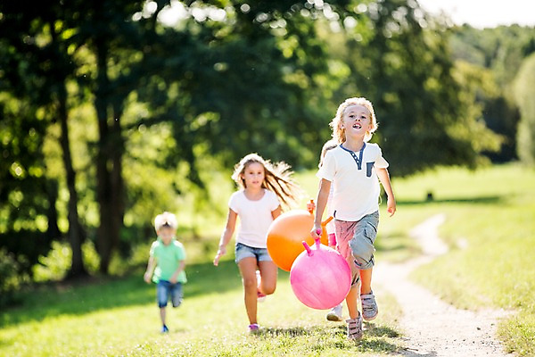 포토 JPG 주간 서양인 해외 공원 여자 남자 어린이 놀이 여러명 야외 앞모습 아웃포커스 달리기 체코 고무공 어린이만 국내포토 자연요소 외국인 공공시설 유럽 뷰포인트 다수 공 모션 촬영기법 사람 파일형식