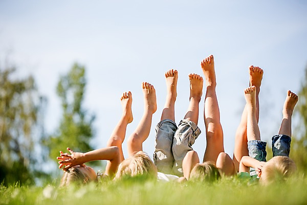 포토 JPG 주간 서양인 해외 공원 여자 남자 어린이 놀이 여러명 야외 신체부위 눕기 다리 체코 다리들기 어린이만 국내포토 자연요소 외국인 공공시설 유럽 다수 모션 사람 파일형식