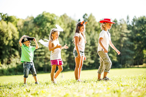 포토 JPG 주간 서양인 모자 해외 공원 여자 남자 어린이 놀이 여러명 야외 옆모습 걷기 일렬 체코 천사날개 천사머리띠 어린이만 국내포토 자연요소 외국인 잡화 공공시설 유럽 뷰포인트 다수 날개 모션 천사 사람 머리띠 파일형식