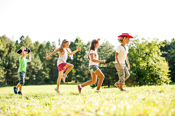 포토 JPG 주간 서양인 모자 해외 공원 여자 남자 어린이 놀이 여러명 야외 옆모습 걷기 일렬 체코 천사머리띠 어린이만 국내포토 자연요소 외국인 잡화 공공시설 유럽 뷰포인트 다수 모션 사람 머리띠 파일형식