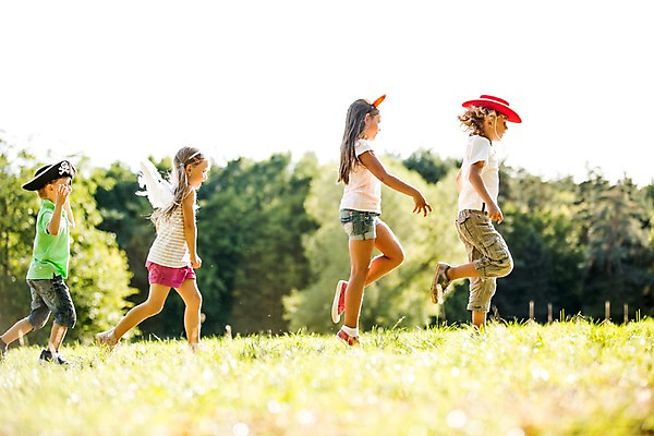 포토 JPG 주간 서양인 모자 해외 공원 여자 남자 어린이 놀이 여러명 야외 옆모습 걷기 일렬 체코 천사머리띠 어린이만 국내포토 자연요소 외국인 잡화 공공시설 유럽 뷰포인트 다수 모션 사람 머리띠 파일형식