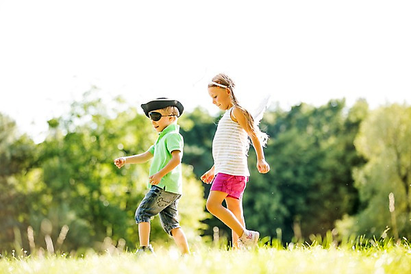 포토 JPG 주간 전신 서양인 모자 해외 공원 여자 남자 어린이 놀이 야외 두명 옆모습 아웃포커스 체코 천사날개 안대 천사머리띠 어린이만 국내포토 자연요소 외국인 잡화 공공시설 유럽 뷰포인트 날개 천사 촬영기법 사람 머리띠 파일형식