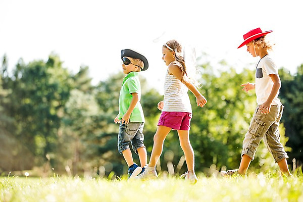 포토 JPG 주간 전신 서양인 모자 해외 공원 여자 남자 어린이 놀이 야외 옆모습 세명 체코 천사날개 안대 천사머리띠 어린이만 국내포토 자연요소 외국인 잡화 공공시설 유럽 뷰포인트 날개 천사 사람 머리띠 파일형식