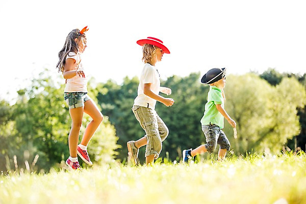 포토 JPG 주간 전신 서양인 모자 해외 공원 여자 남자 어린이 놀이 야외 옆모습 세명 일렬 체코 어린이만 국내포토 자연요소 외국인 잡화 공공시설 유럽 뷰포인트 사람 파일형식