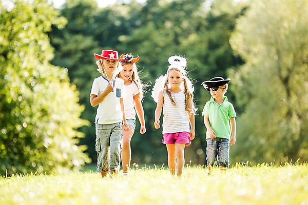 포토 JPG 주간 전신 서양인 해외 공원 여자 남자 어린이 놀이 여러명 야외 앞모습 걷기 체코 천사날개 모자가게 안대 천사머리띠 어린이만 국내포토 자연요소 외국인 공공시설 유럽 뷰포인트 다수 날개 모션 천사 사람 상점 머리띠 파일형식