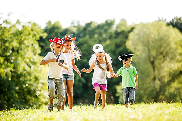 포토 JPG 주간 전신 서양인 모자 해외 공원 여자 남자 어린이 놀이 여러명 야외 앞모습 걷기 체코 천사날개 안대 천사머리띠 어린이만 국내포토 자연요소 외국인 잡화 공공시설 유럽 뷰포인트 다수 날개 모션 천사 사람 머리띠 파일형식