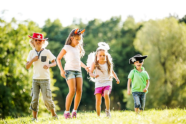 포토 JPG 주간 전신 서양인 모자 해외 공원 여자 남자 어린이 놀이 여러명 야외 앞모습 걷기 체코 천사날개 안대 천사머리띠 어린이만 국내포토 자연요소 외국인 잡화 공공시설 유럽 뷰포인트 다수 날개 모션 천사 사람 머리띠 파일형식