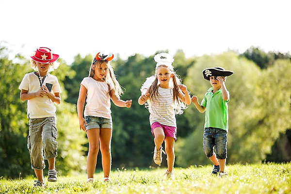 포토 JPG 주간 전신 서양인 모자 해외 공원 여자 남자 어린이 놀이 여러명 야외 앞모습 걷기 체코 천사날개 안대 천사머리띠 어린이만 국내포토 자연요소 외국인 잡화 공공시설 유럽 뷰포인트 다수 날개 모션 천사 사람 머리띠 파일형식