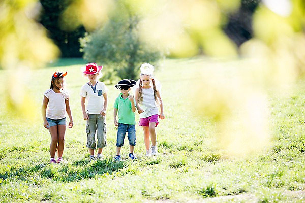 포토 JPG 주간 전신 서양인 모자 해외 공원 여자 남자 어린이 놀이 여러명 야외 앞모습 걷기 체코 천사날개 안대 천사머리띠 어린이만 국내포토 자연요소 외국인 잡화 공공시설 유럽 뷰포인트 다수 날개 모션 천사 사람 머리띠 파일형식