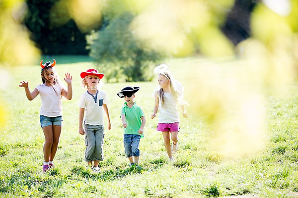포토 JPG 주간 전신 서양인 모자 해외 공원 여자 남자 어린이 놀이 여러명 야외 앞모습 걷기 체코 천사날개 안대 천사머리띠 어린이만 국내포토 자연요소 외국인 잡화 공공시설 유럽 뷰포인트 다수 날개 모션 천사 사람 머리띠 파일형식