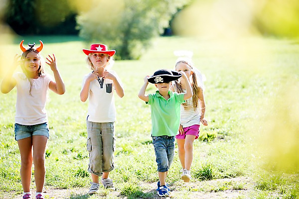 포토 JPG 주간 전신 서양인 모자 해외 공원 여자 남자 어린이 놀이 여러명 야외 앞모습 걷기 체코 천사날개 안대 천사머리띠 어린이만 국내포토 자연요소 외국인 잡화 공공시설 유럽 뷰포인트 다수 날개 모션 천사 사람 머리띠 파일형식