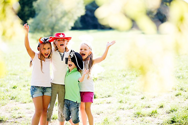 포토 JPG 주간 서양인 모자 해외 공원 여자 남자 어린이 놀이 어깨동무 서기 여러명 야외 손들기 다정 즐거움 체코 천사날개 안대 천사머리띠 어린이만 국내포토 자연요소 외국인 잡화 공공시설 감정 유럽 포즈 다수 컨셉 날개 모션 천사 사람 머리띠 파일형식