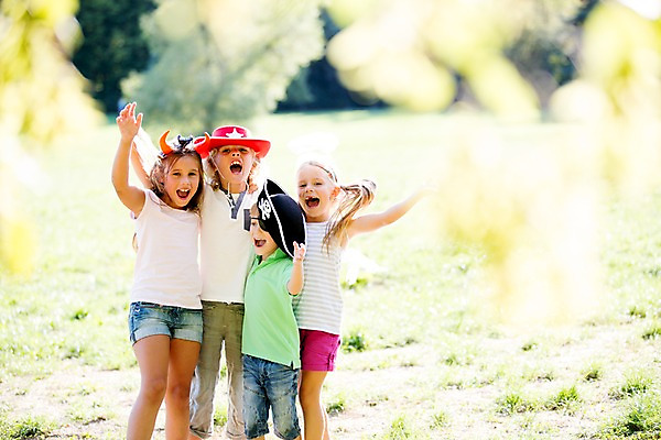 포토 JPG 주간 서양인 모자 해외 공원 여자 남자 어린이 놀이 어깨동무 서기 여러명 야외 손들기 다정 즐거움 체코 천사날개 안대 천사머리띠 어린이만 국내포토 자연요소 외국인 잡화 공공시설 감정 유럽 포즈 다수 컨셉 날개 모션 천사 사람 머리띠 파일형식