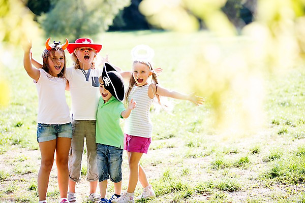 포토 JPG 주간 서양인 모자 해외 공원 여자 남자 어린이 놀이 어깨동무 서기 여러명 야외 손들기 다정 즐거움 체코 천사날개 안대 천사머리띠 어린이만 국내포토 자연요소 외국인 잡화 공공시설 감정 유럽 포즈 다수 컨셉 날개 모션 천사 사람 머리띠 파일형식