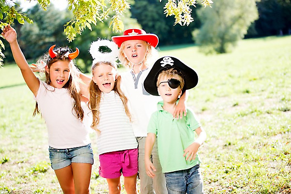 포토 JPG 주간 서양인 모자 해외 공원 여자 남자 어린이 놀이 어깨동무 서기 여러명 야외 손들기 다정 즐거움 체코 천사날개 안대 천사머리띠 어린이만 국내포토 자연요소 외국인 잡화 공공시설 감정 유럽 포즈 다수 컨셉 날개 모션 천사 사람 머리띠 파일형식