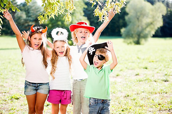 포토 JPG 주간 서양인 모자 해외 공원 여자 남자 어린이 놀이 어깨동무 서기 여러명 야외 손들기 다정 즐거움 체코 천사날개 안대 천사머리띠 어린이만 국내포토 자연요소 외국인 잡화 공공시설 감정 유럽 포즈 다수 컨셉 날개 모션 천사 사람 머리띠 파일형식