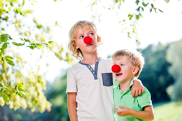 포토 JPG 주간 서양인 해외 공원 남자 어린이 놀이 어깨동무 상반신 야외 두명 앞모습 빨간코 체코 어린이만 소년만 국내포토 자연요소 외국인 공공시설 유럽 뷰포인트 포즈 사람 남자만 파일형식