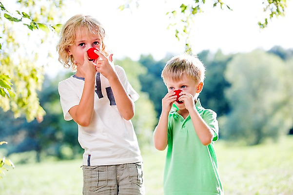 포토 JPG 주간 서양인 해외 공원 남자 어린이 놀이 상반신 야외 두명 앞모습 빨간코 체코 어린이만 소년만 국내포토 자연요소 외국인 공공시설 유럽 뷰포인트 사람 남자만 파일형식