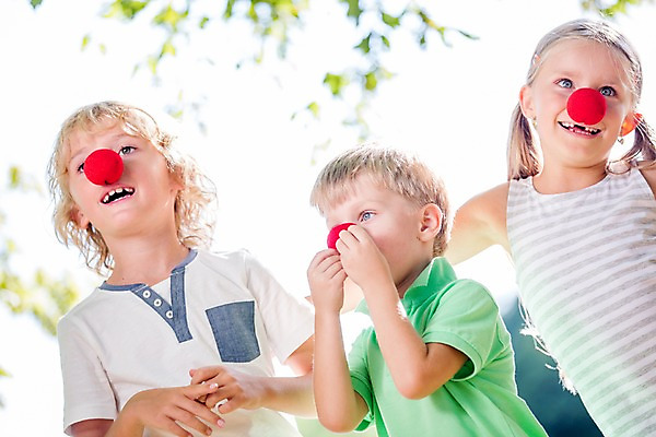 포토 JPG 주간 서양인 해외 공원 여자 남자 어린이 놀이 어깨동무 상반신 야외 앞모습 아웃포커스 세명 빨간코 체코 어린이만 국내포토 자연요소 외국인 공공시설 유럽 뷰포인트 포즈 촬영기법 사람 파일형식