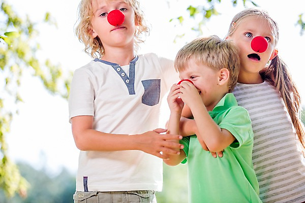 포토 JPG 주간 서양인 해외 공원 여자 남자 어린이 놀이 어깨동무 상반신 야외 앞모습 아웃포커스 세명 빨간코 체코 어린이만 국내포토 자연요소 외국인 공공시설 유럽 뷰포인트 포즈 촬영기법 사람 파일형식