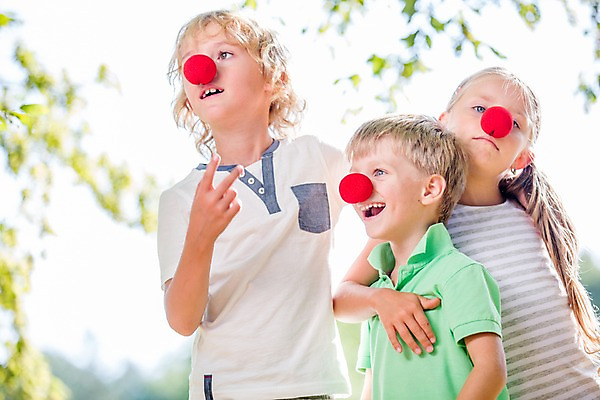 포토 JPG 주간 서양인 해외 공원 여자 남자 어린이 놀이 어깨동무 상반신 야외 앞모습 아웃포커스 세명 빨간코 체코 어린이만 국내포토 자연요소 외국인 공공시설 유럽 뷰포인트 포즈 촬영기법 사람 파일형식