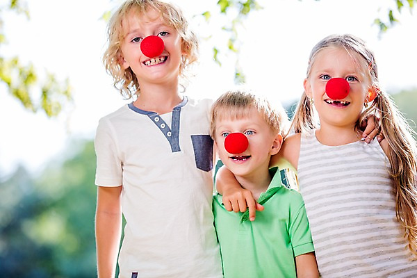 포토 JPG 주간 서양인 해외 공원 여자 남자 어린이 놀이 어깨동무 상반신 야외 앞모습 아웃포커스 세명 빨간코 체코 어린이만 국내포토 자연요소 외국인 공공시설 유럽 뷰포인트 포즈 촬영기법 사람 파일형식