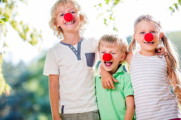 포토 JPG 주간 서양인 해외 공원 여자 남자 어린이 놀이 어깨동무 상반신 야외 앞모습 아웃포커스 세명 빨간코 즐거움 체코 어린이만 국내포토 자연요소 외국인 공공시설 감정 유럽 뷰포인트 포즈 촬영기법 사람 파일형식