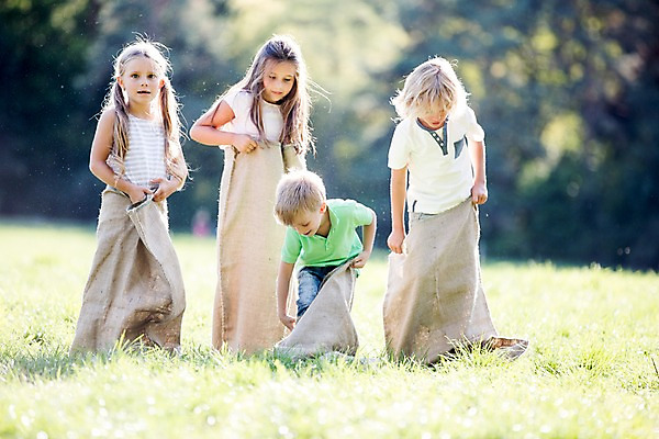 포토 JPG 주간 서양인 해외 공원 여자 남자 어린이 놀이 여러명 야외 앞모습 달리기 운동 자루 체코 포대자루달리기 어린이만 국내포토 자연요소 외국인 공공시설 유럽 뷰포인트 다수 모션 건강 사람 경기 파일형식