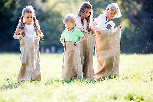 포토 JPG 주간 서양인 해외 공원 여자 남자 어린이 놀이 여러명 야외 앞모습 달리기 운동 자루 체코 포대자루달리기 어린이만 국내포토 자연요소 외국인 공공시설 유럽 뷰포인트 다수 모션 건강 사람 경기 파일형식