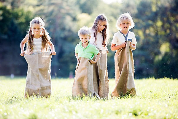 포토 JPG 주간 서양인 해외 공원 여자 남자 어린이 놀이 여러명 야외 앞모습 달리기 운동 자루 체코 포대자루달리기 어린이만 국내포토 자연요소 외국인 공공시설 유럽 뷰포인트 다수 모션 건강 사람 경기 파일형식