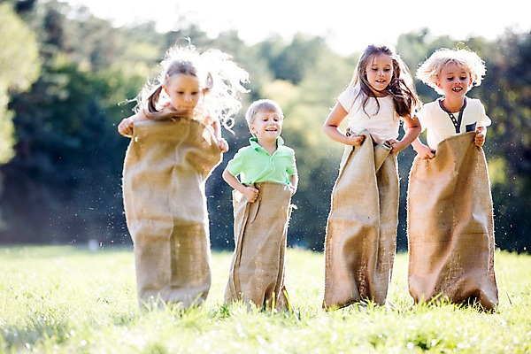 포토 JPG 주간 서양인 해외 공원 여자 남자 어린이 놀이 여러명 야외 앞모습 달리기 운동 자루 체코 포대자루달리기 어린이만 국내포토 자연요소 외국인 공공시설 유럽 뷰포인트 다수 모션 건강 사람 경기 파일형식