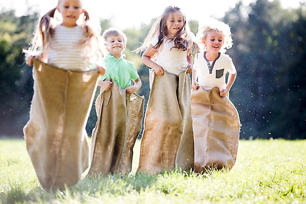 포토 JPG 주간 서양인 해외 공원 여자 남자 어린이 놀이 여러명 야외 달리기 운동 자루 체코 포대자루달리기 어린이만 국내포토 자연요소 외국인 공공시설 유럽 다수 모션 건강 사람 경기 파일형식