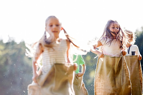 포토 JPG 주간 서양인 해외 공원 여자 남자 어린이 놀이 여러명 야외 달리기 운동 자루 체코 포대자루달리기 어린이만 국내포토 자연요소 외국인 공공시설 유럽 다수 모션 건강 사람 경기 파일형식