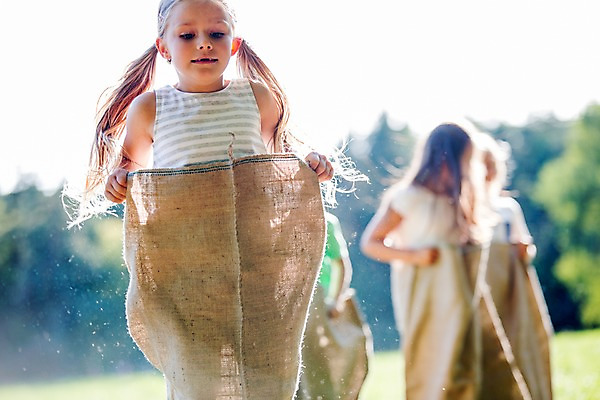 포토 JPG 주간 서양인 해외 공원 여자 남자 어린이 놀이 여러명 야외 아웃포커스 달리기 운동 자루 체코 포대자루달리기 어린이만 국내포토 자연요소 외국인 공공시설 유럽 다수 모션 촬영기법 건강 사람 경기 파일형식